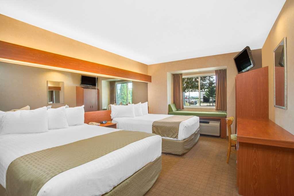 Microtel Inn & Suites Springville Room photo